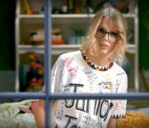 Taylor Swift You Belong With Me Outfit: Recreate this costume.🤓